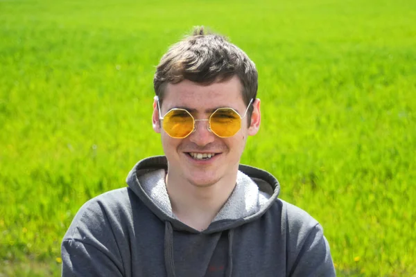 Porträt Eines Gutaussehenden Mannes Mit Gelber Sonnenbrille Auf Grünem Gras — Stockfoto