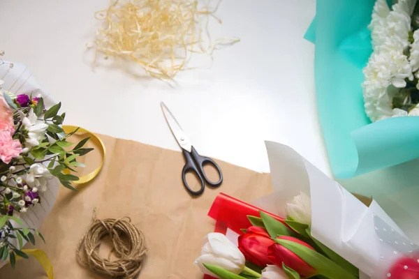 Весняний Фон Композиція Квітами Мотузкою Ремісничому Папері Тюльпани Квіти Ножиці — стокове фото