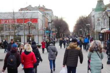 Ukrayna 'da bir sokakta yürüyen bir kalabalık. Kalabalık caddede yürüyen insanlarla çevrili üzgün bir kadın. Halka açık bir yerde panik atak. Odaklanamıyorum.