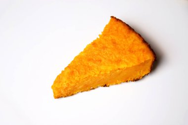 Beyaz arka planda ev yapımı balkabağı turtası. - Yakın çekim. Odaklanamıyorum.