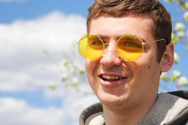 Porträt Eines Gutaussehenden Mannes Mit Gelber Sonnenbrille Auf Frühlingshaftem Hintergrund — Stockfoto