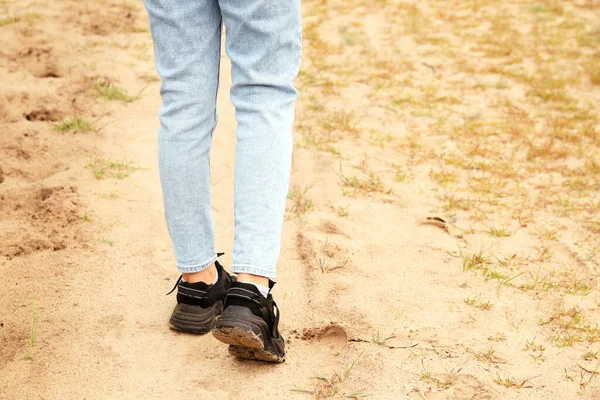 Moda Tasarımcısı Yüksek Tabanlı Kadın Ayakkabıları Kum Çölü Arka Planında — Stok fotoğraf