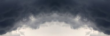 Karanlık gökyüzü arkaplanını yok et. Kara yağmur bulutları. Dramatik bir gökyüzü. Felaket havası. Uzayı kopyala Afiş geniş. Fırtınalı bir doku. Kara gökyüzü. Felaket! Odaklanamıyorum.