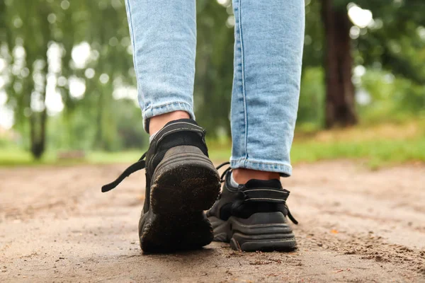 Moda Tasarımcısı Yüksek Topuklu Kadın Ayakkabısı Orman Arka Planında Kadın — Stok fotoğraf
