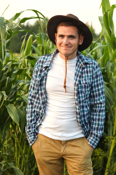 Αστείος Αγρότης Που Ποζάρει Στο Χωράφι Καυκάσιος Ήρεμος Αρσενικός Καλλιεργητής — Φωτογραφία Αρχείου
