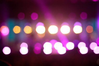 Soyut bir mor bokeh arka planı şenlikli ve canlı bir atmosfer yaratır. Bulanık efekt, ışıl ışıl bir arka plana benzeyen bir zarafet katıyor. Odaklanamıyorum.