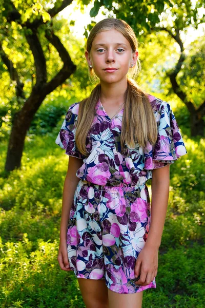 Une Jolie Adolescente Été Tient Dans Fond Vert Vibrant Rayonnant — Photo