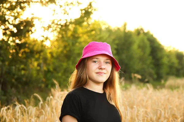 Veselá Dospívající Dívka Věku Nebo Let Stojí Půvabně Zářivém Žlutém — Stock fotografie