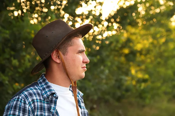 Ein Junger Bauer Mit Cowboyhut Steht Stolz Auf Einem Landwirtschaftlichen — Stockfoto