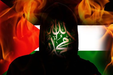 Flag Filistin yangın arka planında kılık değiştirmiş bir terörist. İsrail ve Filistin arasındaki Hamas. İsrail Filistin savaşı. Ortadoğu 'da dünya krizi. İsyan. İsyancı terörist gerilla konsepti.