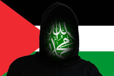 Filistin bayrağında kılık değiştirmiş bir terörist. İsrail ve Filistin arasındaki Hamas. İsrail Filistin savaşı. Ortadoğu 'da dünya krizi. İsyan. İsyancı terörist gerilla konsepti.