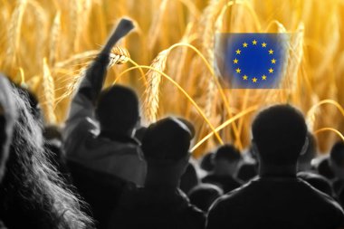 Çiftçiler Avrupa 'da protesto ediyor. AB bayrağı, buğday ve halk geçmişi.