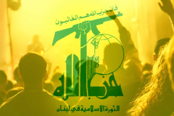 Hizbullah 'ın bayrağı protesto geçmişinde. Lübnan, Beyrut, Filistin 'de savaş veya protestolar.