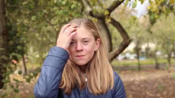 Retrato Menina Pré Adolescente Fundo Natureza Queda Menina Anos Cabelo — Vídeo de Stock