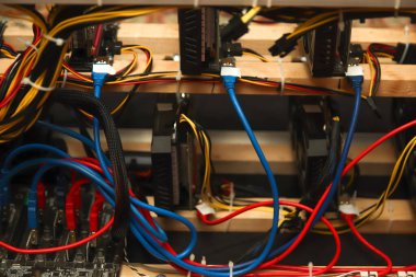 Veri merkezindeki ağ bağlantı prizine yakın çekim. Ağ sunucusu arkaplanı. Mavi ve kırmızı bilgisayar kabloları, yüksek teknoloji donanım kurulumu.