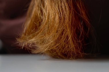 Kuru ve kıvırcık doğal kıvırcık saçların yakın plan çekimine ihtiyacı var. Kuaförden önce doğal bukleler.