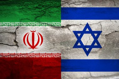 İran İsrail savaşı. Kırık beton duvar dokusunda İsrail ve İran 'ın bayrakları sergilenerek grunge bir zemin oluşturdu. Bu betimleme iki ülke arasındaki askeri çatışmayı sembolize ediyor..