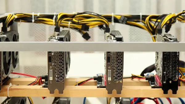 Madencilik platformunda kullanılan ve hafıza çipleri ve soğutma vantilatörleri de dahil olmak üzere grafik kartının detaylarını gösteren bir video kartın yakın çekimi. Kripto para birimi madencilik, GPU teknolojisi.