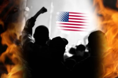 Tutkulu protestocular ABD bayrağı altında toplanarak Trump yönetimine ve demokrasi ve anayasayı savunmaya karşı olduklarını ifade ettiler. Siyasi gerginliği yansıtan sembolik sahne.