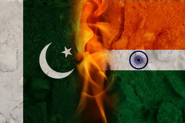 Hindistan ve Pakistan bayraklarının ateş ve alevler içinde soyut bir temsili sınır boyunca çatışma ve gerginliği simgeliyor, askeri bir zemin savaş ve huzursuzluk hissi uyandırıyor..