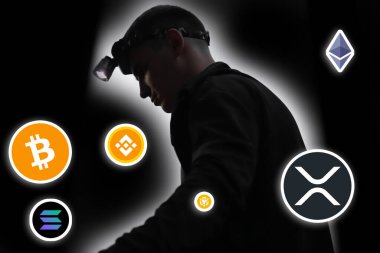 Siyah arka planda parlayan Bitcoin, Ethereum ve BNB logolarıyla çevrili fenerle karanlıkta duran kripto para tüccarı veya madenci. Engelleme zinciri madenciliği ve kripto yatırımı.