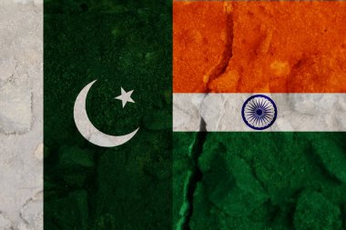 Hindistan ve Pakistan 'ın bayraklarının yer aldığı soyut bir arka plan, tarihi çatışmaları ve uçucu sınırları sembolize ediyor, potansiyel bir düşüş ya da devam eden askeri unsurlar.