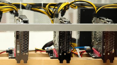 Yüksek performanslı bir video kartın detaylı bir yakın çekimi, Bitcoin madencilik platformunun kalbi. Şifreli arkaplan, bir iş veya teknoloji teması için mükemmel.