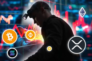 Dijital madende madencilik yapan bir adam. İşçi elinde Bitcoin ya da Etheryum 'un sembolik logosunu aydınlatan bir el feneri tutuyor. Fotoğraf kripto ya da iş teması için mükemmel..