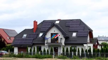 Polonya 'da Ukrayna ve AB' ye Destek Gösteren Bir Ev. Güneş panelleri olan Polonya Evi. Ukrayna 'ya Çevre dostu Enerji ve Destek. Polonya ve Ukrayna Bayraklı Bir Ev.