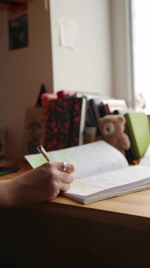 Günlüğünü yazan genç bir kadın. Farkındalık ve Düşünce. Dikey video. Akıl sağlığı konsepti. Yazma yoluyla Bunalımla Başa Çıkma.