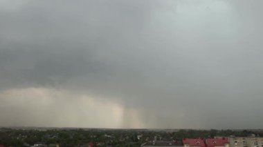 Art arda üç yıldırım çarpması. Gri Gök 'te nadir görülen bir fenomen. Kara bulutları aydınlatan güçlü parlamalar. Üç Yıldırım Yıldırımı.