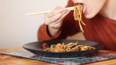 Çubuklu Udon Eriştesi Yiyen Bir Kişinin Yakın Çekimi. Yetenekli çubuklar kullanın. Yakından Udon Eriştesi yemek.