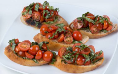 Domates ve fesleğenli bruschetta.