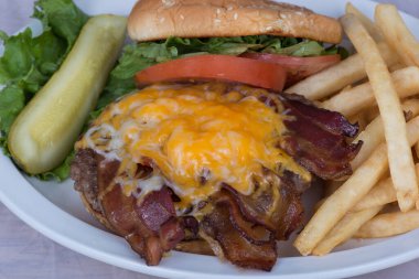 Pastırmalı çizburger ve patates kızartması.