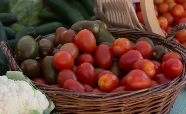 Markette bir sepet sebze