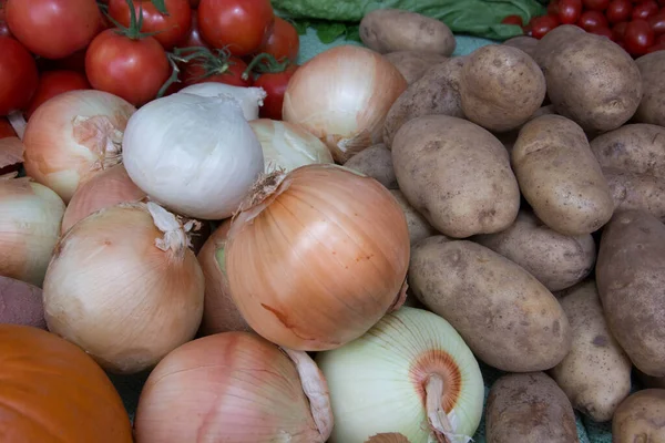 Markette bir sepet sebze