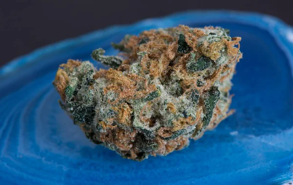 Kenevir Bud Mavi Akik Taşı üzerine