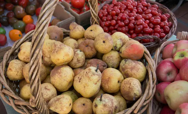 Yerel Çiftçi Pazarı 'nda hasat edilmiş armutlar sepeti.
