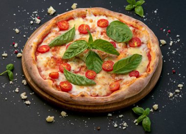 Geleneksel İtalyan pizzası, sebzeler, koyu arka plandaki malzemeler..