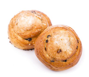 Beyaz arka planda kuru üzümlü tatlı rulo