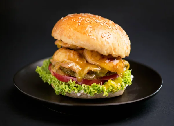 Domowej Roboty Hamburger Kurczaka Warzyw Ciemnym Tle — Zdjęcie stockowe