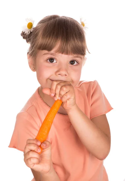 可爱的小女孩与胡萝卜 孩子提供一个胡萝卜在一个白色 — 图库照片