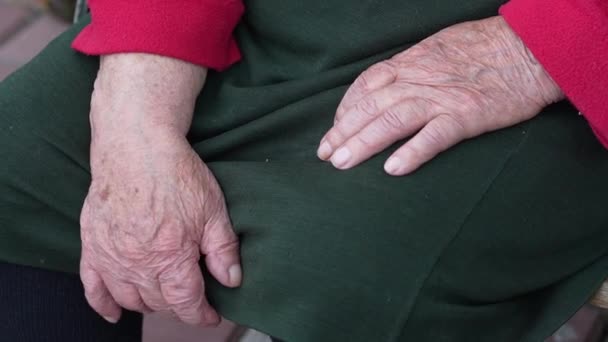老年老年老年皮肤起皱的妇女的衰老过程中的手 — 图库视频影像