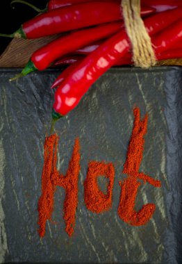 Siyah arka planda izole edilmiş kırmızı biber. Acı biber kesme yolu