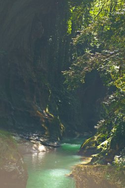 Gürcistan 'daki dağ nehirleri ve şelaleler