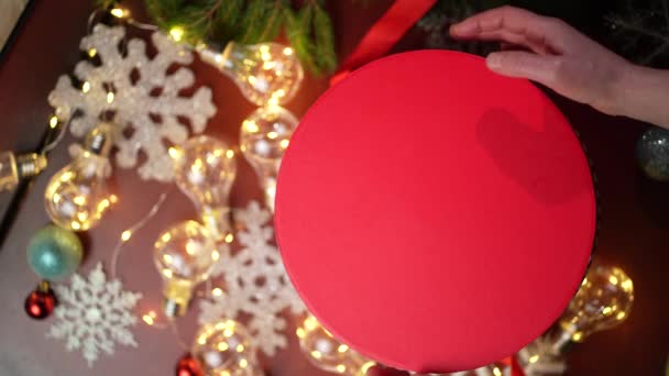 Kinyitja Karácsonyfás Dobozt Régi Doboz Karácsonyi Játékok Arany Szarvas Színes — Stock videók