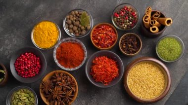 Baharat ve baharat kompozisyon masada yemek pişirmek için
