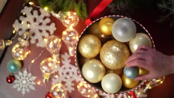 Vrouw Opent Een Doos Met Kerstbomen Oude Doos Met Kerstspeelgoed — Stockvideo