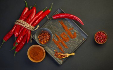 Siyah arka planda izole edilmiş kırmızı biber. Acı biber kesme yolu