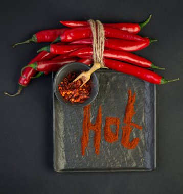 Siyah arka planda izole edilmiş kırmızı biber. Acı biber kesme yolu